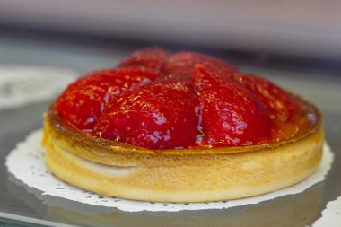 Çilek ve krema ile tart