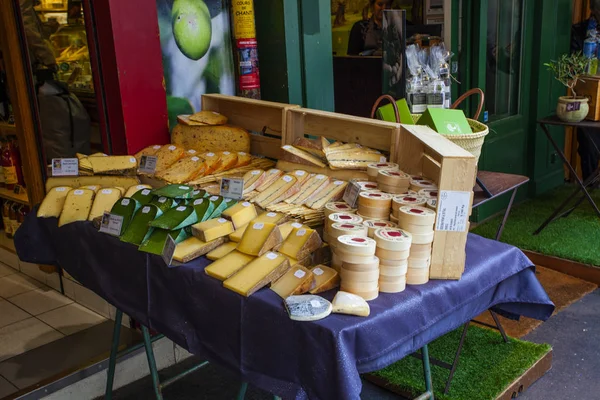 Fransızca peynir dükkanı chees tür düzinelerce ile — Stok fotoğraf