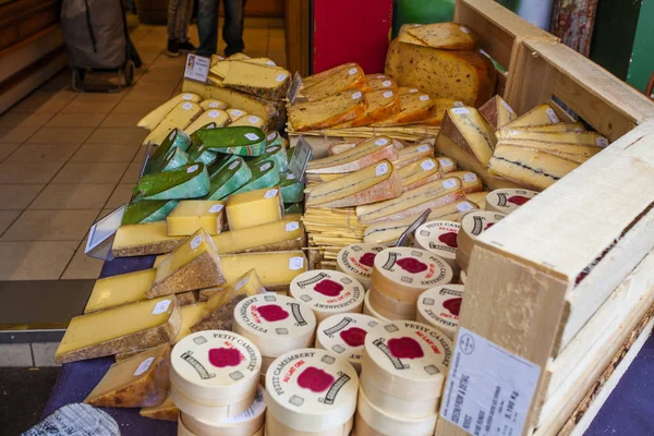 French cheese shop with dozens of kinds — Stock Photo, Image