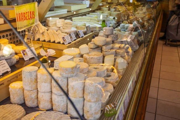 Fransızca peynir dükkanı chees tür düzinelerce ile 