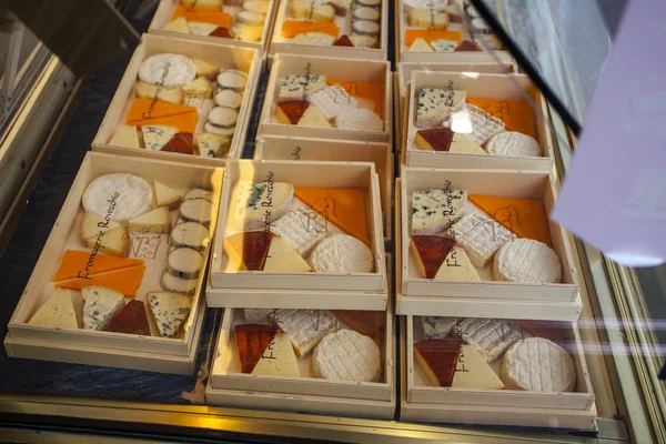 Francuski ser sklep z dziesiątki rodzajów Sery żółte — Zdjęcie stockowe