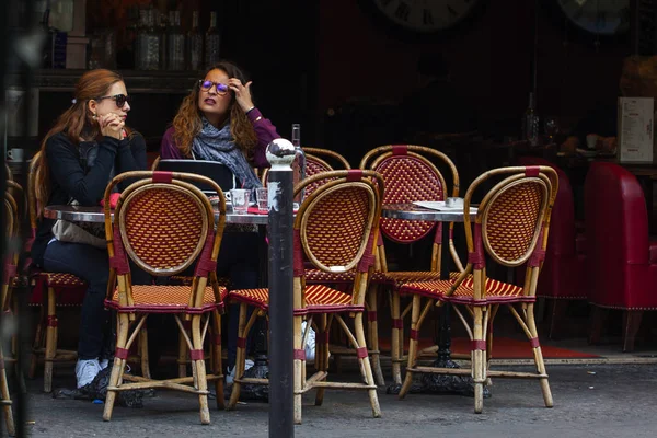 Parisiens et touristes dégustent de la nourriture et des boissons sur le trottoir du café à Paris — Photo