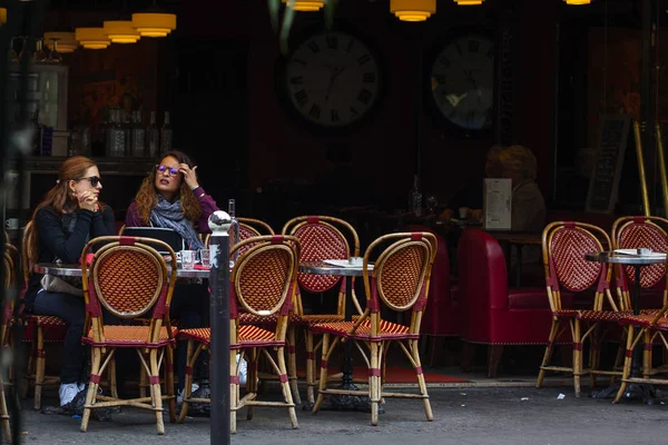 Parisiens et touristes dégustent de la nourriture et des boissons sur le trottoir du café à Paris — Photo