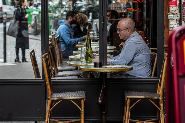 Parisiens et touristes dégustent de la nourriture et des boissons sur le trottoir du café à Paris — Photo