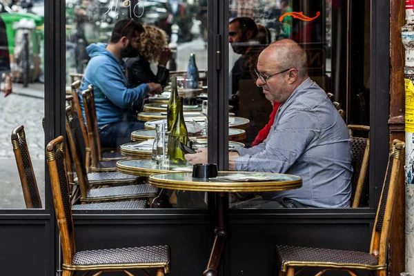 パリジャンや観光客はパリのカフェの歩道で飲食をお楽しみください。 — ストック写真