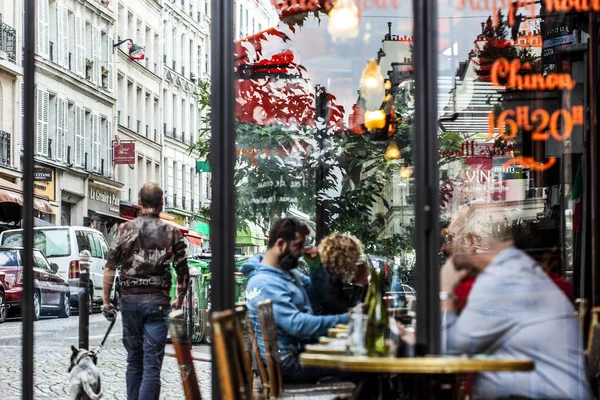 Parisiens et touristes dégustent de la nourriture et des boissons sur le trottoir du café à Paris — Photo