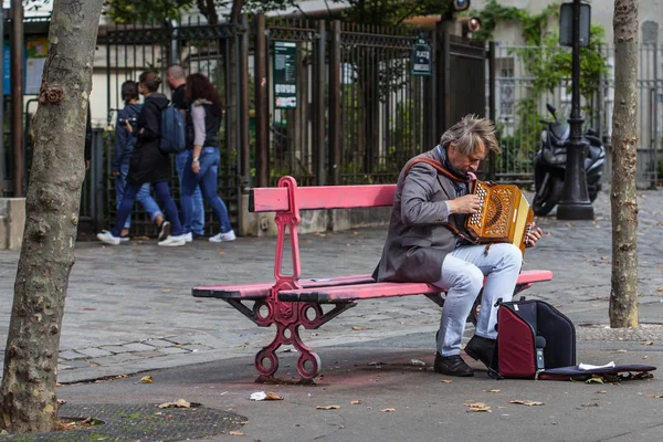 üst düzey müzisyen oynamak akordeon Montmartre üzerinde