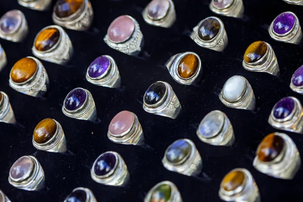 Anéis feitos à mão com contas de pedras — Fotografia de Stock