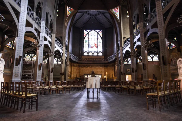 圣让德蒙马特尔大教堂的内部视图 — 图库照片