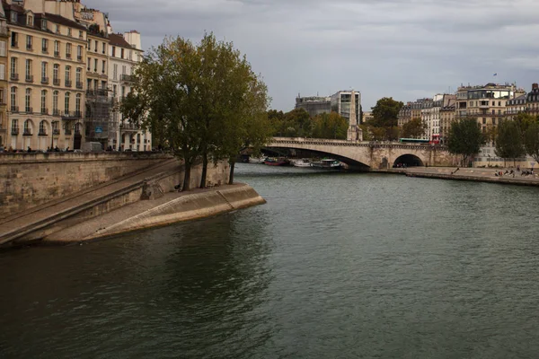 ぷち橋からパリ セーヌ川とアイル「ドゥ ラ シテ」上に見えるフランス、2016年 10 月 — ストック写真