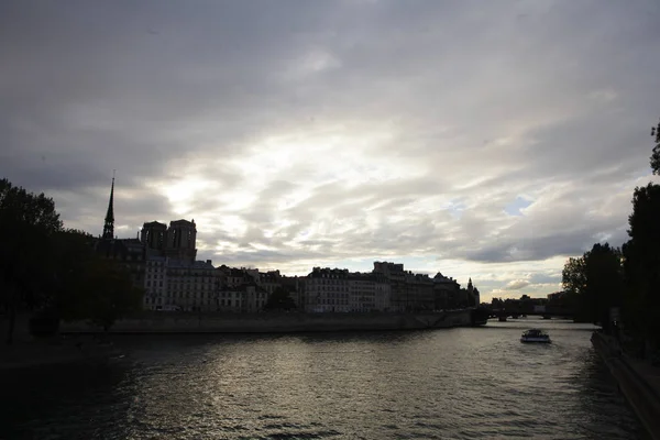 Wyglądają na Sekwanę i Isle "de la Cite", od mostu Petit, Paryż Francja — Zdjęcie stockowe