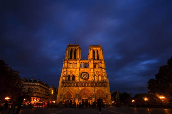 Notre dame v noci, Paříž, Francie — Stock fotografie