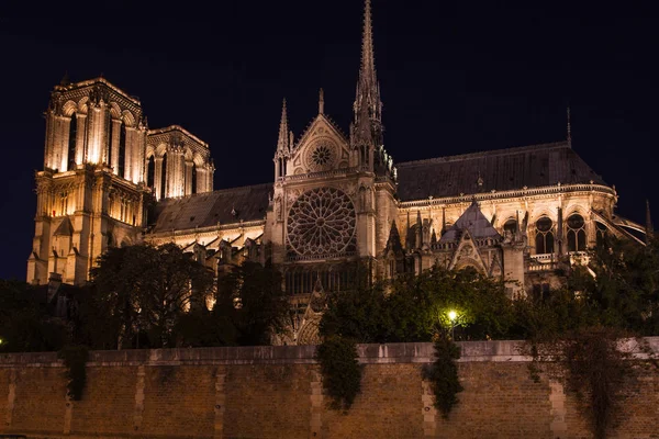 巴黎圣母院晚上在巴黎，法国 — 图库照片