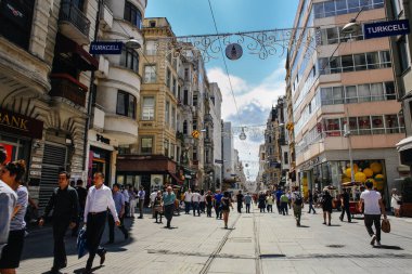 Istanbul - 15 Temmuz: İnsanlar Istiklal Caddesi üzerinde 15 Temmuz 2013 yılında Istanbul, Türkiye. Istiklal en ünlü caddeleri Istanbul, Türkiye, bir günde yaklaşık 3 milyon kişi tarafından ziyaret biridir