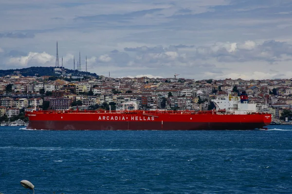 Beyoglu district, toeristische schip en water Golden Horn in Istanboel, Turkije — Stockfoto
