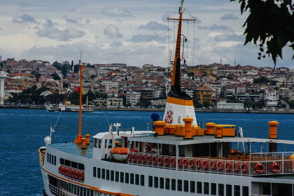 Turistické lodě a vodní Zlatý roh v l, Turecko — Stock fotografie