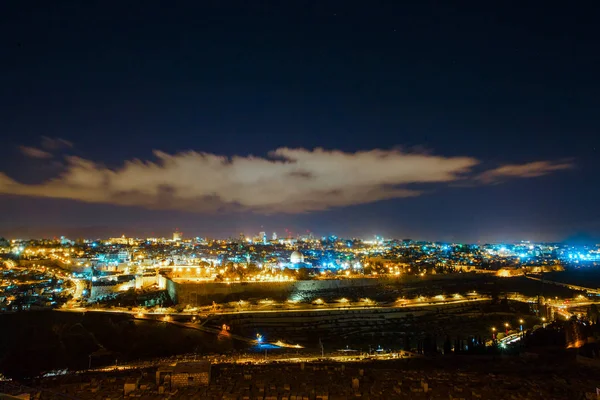 Jerusalém à noite com a Mesquita Al-Aqsa e o Monte de Oliv — Fotografia de Stock