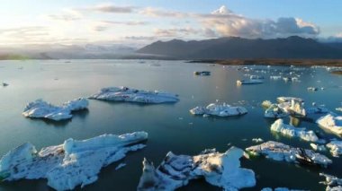 Buzdağları Jokulsarlon buzul Lagoon içinde. Küresel Isınma İklim değişikliği kavramı. 4k