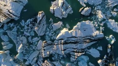 Buzdağları Jokulsarlon buzul Lagoon içinde. Küresel Isınma İklim değişikliği kavramı. 4k