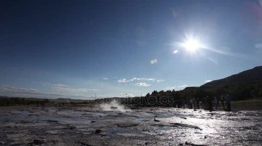 İzlanda 'da Strokkur Gayzer Patlaması.