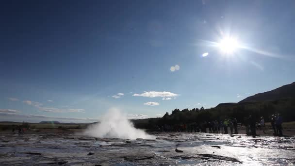 Strokkur Geyser Eruption Στην Ισλανδία — Αρχείο Βίντεο