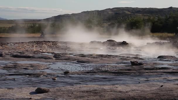 Erupción Del Géiser Strokkur Islandia — Vídeos de Stock