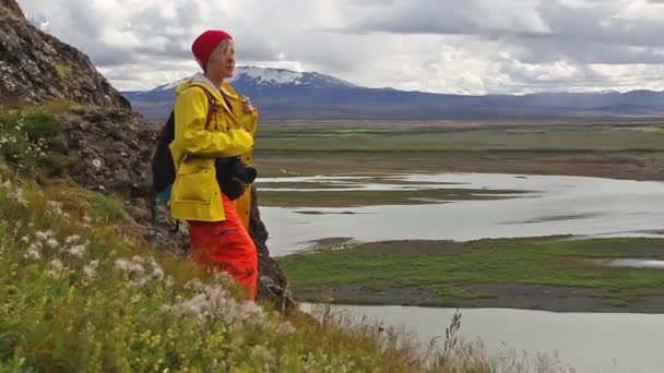 Junge Frau Heller Kleidung Verzaubert Die Natur Islands — Stockvideo