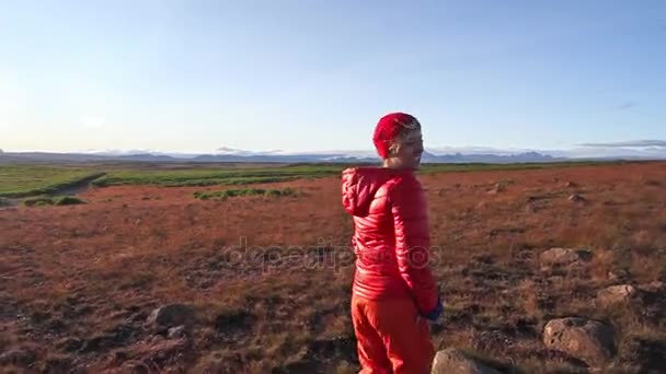 Giovane Donna Abiti Luminosi Invidiando Natura Dell Islanda — Video Stock