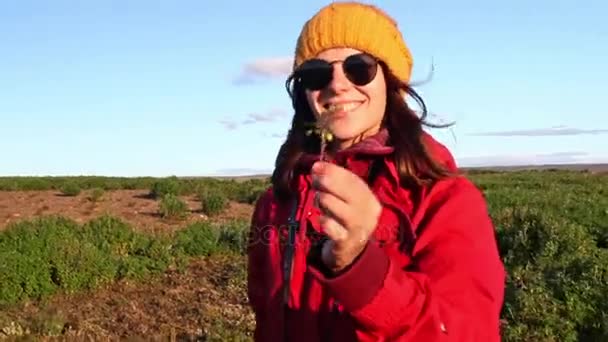 Jovem Mulher Roupas Brilhantes Enjiying Natureza Islândia — Vídeo de Stock