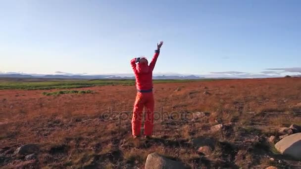 Mujer Joven Ropa Brillante Enjiying Naturaleza Islandia — Vídeos de Stock