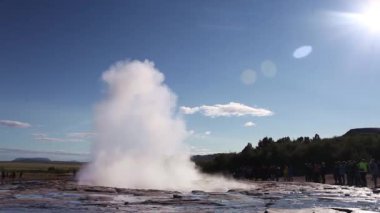 İzlanda 'da Strokkur Gayzer Patlaması.