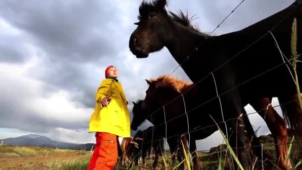 Ung Glad Kvinna Ljusa Tellow Regnrock Och Red Cap Kommunicera — Stockvideo