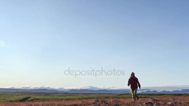 Молодая Женщина Яркой Одежде Наслаждается Природой Исландии — стоковое видео