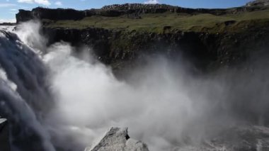 Gullfoss, ünlü İzlanda şelalesi, Altın Çember 'in bir parçası. Yaz mevsimi, güneşli bir gün. İzlanda, Avrupa.
