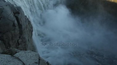 Gullfoss, ünlü İzlanda şelalesi, Altın Çember 'in bir parçası. Yaz mevsimi, güneşli bir gün. İzlanda, Avrupa.