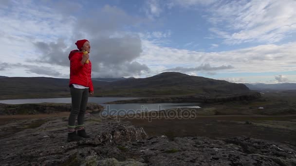 Νεαρή Γυναίκα Φωτεινά Ρούχα Enjiying Φύσης Της Ισλανδίας — Αρχείο Βίντεο