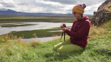 İzlanda'daki manzara fotoğrafçılığı kadın