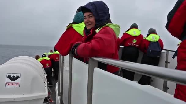2017年8月17日 アイスランドのフサヴィーク 小型スピードボートでジンベエザメ鑑賞ツアー すべてが適合する暖かい全体を身に着けています衣装によって提供 — ストック動画