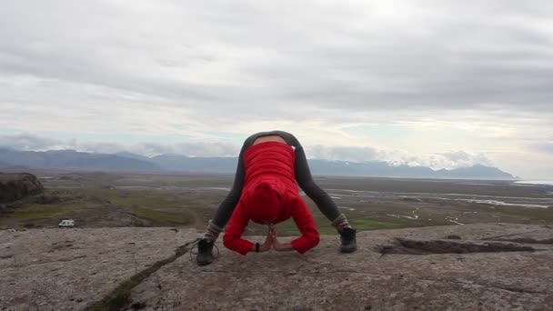 Mujer Joven Deportiva Hace Yoga Matutino Islandia — Vídeo de stock