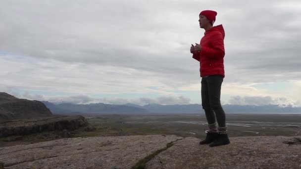 冰岛青年运动妇女做晨瑜珈 — 图库视频影像