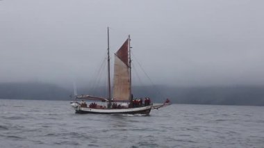 Husavik, İzlanda - 15 Ağustos 2017: Yelkenli takımı ve turistler balina izleme yolculuğuna başladı.