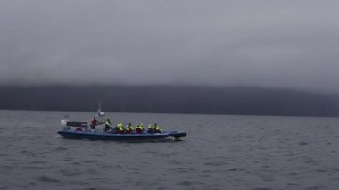 Husavik, İzlanda - 15 Ağustos 2017: Yelkenli takımı ve turistler balina izleme yolculuğuna başladı.