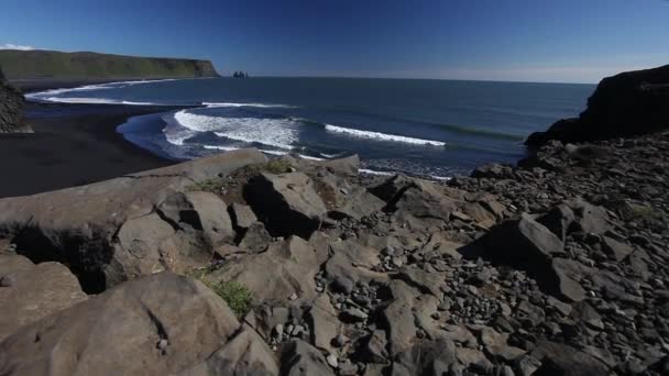 Spiaggia Dell Islanda Con Sabbia Nera Rocce — Video Stock