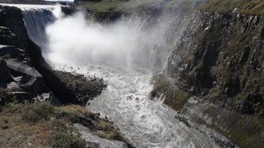 Gullfoss, ünlü İzlanda şelalesi, Altın Çember 'in bir parçası. Yaz mevsimi, güneşli bir gün. İzlanda, Avrupa.