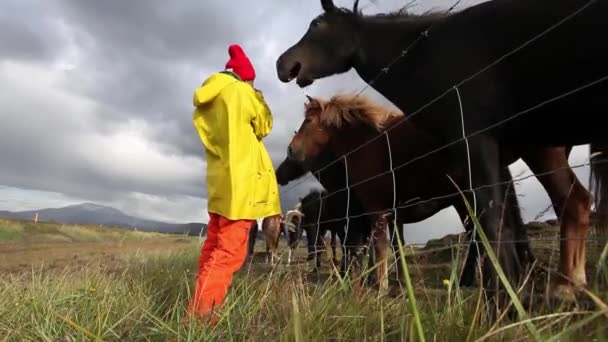 Jeune Femme Heureuse Imperméable Tellow Lumineux Chapeau Rouge Communiquer Avec — Video