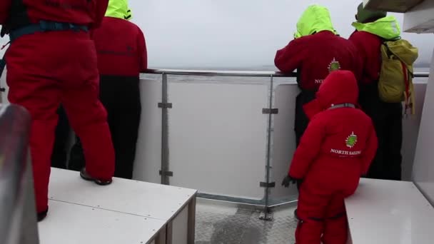 Husavik Islandia Agosto 2017 Los Turistas Una Gira Observación Ballenas — Vídeo de stock