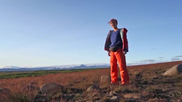 Mujer Joven Ropa Brillante Enjiying Naturaleza Islandia — Vídeo de stock