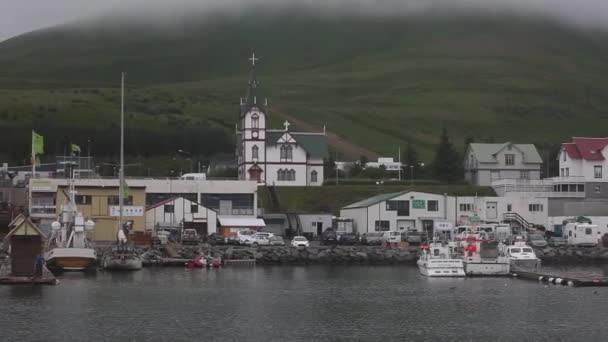 胡萨维克 2017年8月15日 捕鱼和鲸鱼观赏船只和胡萨维克北部冰岛村港口的市容 — 图库视频影像
