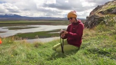 İzlanda'daki manzara fotoğrafçılığı kadın