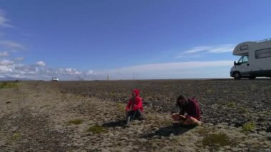 Jokulsarlon buzul çevresi, İzlanda manzara, 4 k yakınındaki karayoluyla oturan iki turist kadın